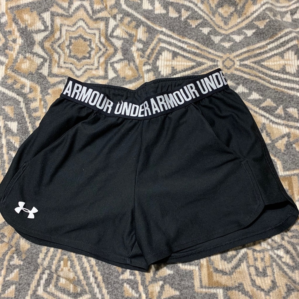 Black under armor shorts with pockets